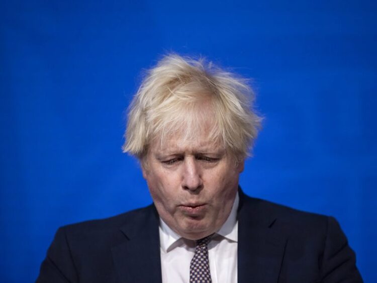 Variante Omicron puede infectar a personas con vacunación completa, alerta Boris Johnson