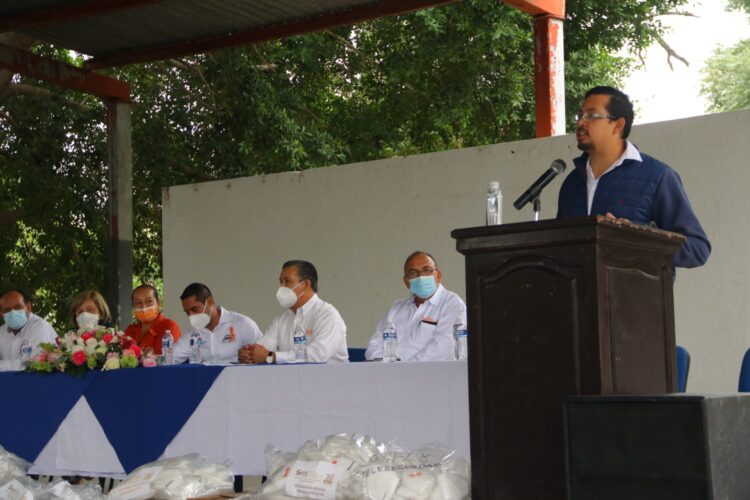 Reconocen maestros de Llera labor de Rigoberto Guevara y apoyo de la Sección 30