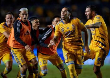 Tigres empata el global 2-2 con Santos  y avanza a semifinales