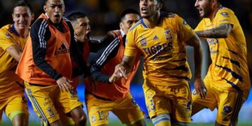 Tigres empata el global 2-2 con Santos  y avanza a semifinales