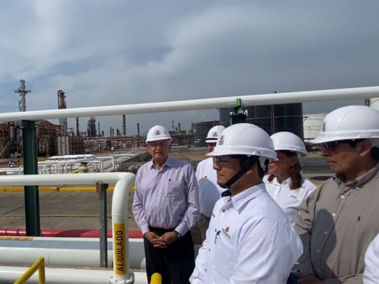 Cuestiona AMLO abandono de refinerías de Madero, Cadereyta y Minatitlán