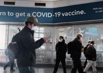 Por Ómicron, EU recomienda aplicar refuerzo de vacuna covid a todos los adultos