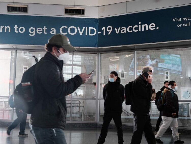 Por Ómicron, EU recomienda aplicar refuerzo de vacuna covid a todos los adultos