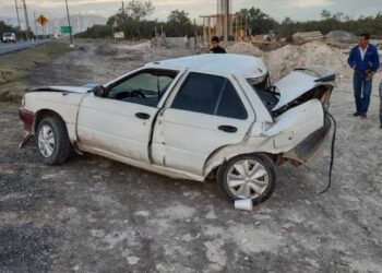 Se lesionan empleados en aparatoso accidente