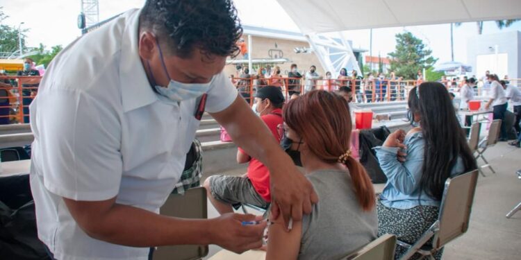 Aplican 12 mil dosis anti Covid en primer día de vacunación a adolescentes en Tamaulipas
