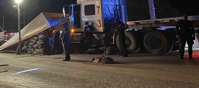 Trailer se accidenta contra retén.