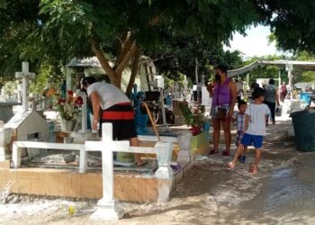 Acuden cientos de ciudadanos a cementerios de Madero.