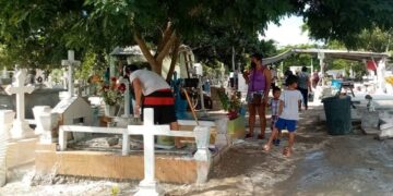 Acuden cientos de ciudadanos a cementerios de Madero.