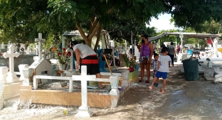 Acuden cientos de ciudadanos a cementerios de Madero.