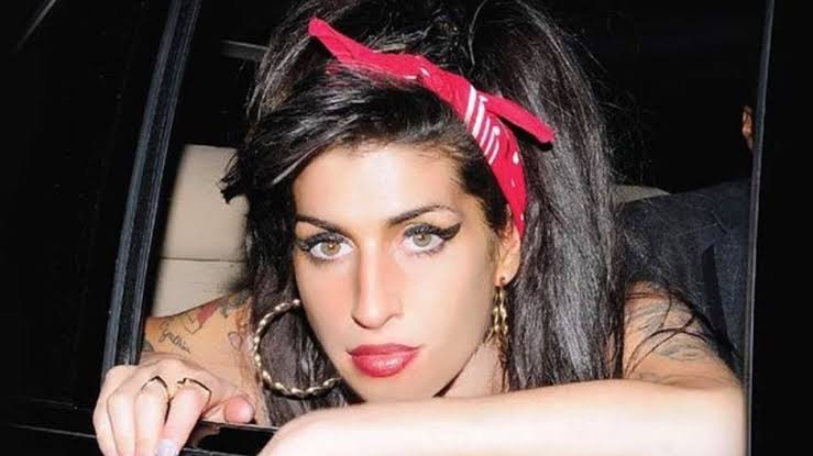 Vestido del último concierto de Amy Winehouse se vendió por 243,200 dólares