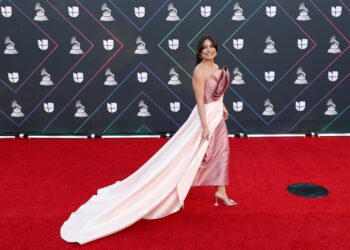 Ana Brenda deslumbra con un perfecto vestido rosa en los Latin Grammy 2021