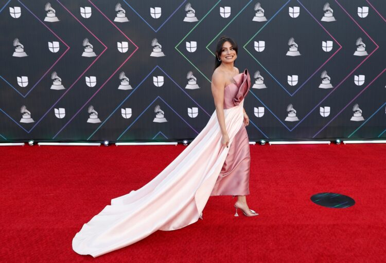 Ana Brenda deslumbra con un perfecto vestido rosa en los Latin Grammy 2021