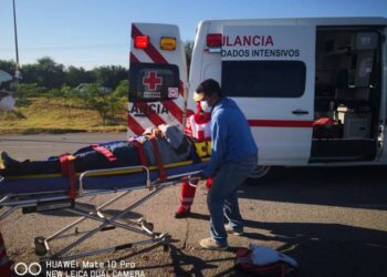 Motociclista se fractura pierna al chocar
