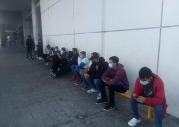Larga fila en Cinépolis por preventa de boletos para el estreno de Spiderman