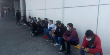 Larga fila en Cinépolis por preventa de boletos para el estreno de Spiderman