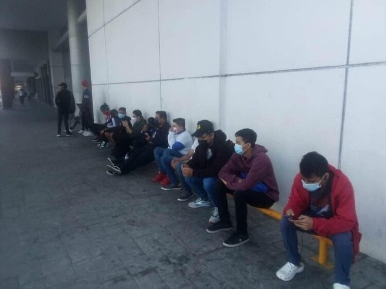 Larga fila en Cinépolis por preventa de boletos para el estreno de Spiderman