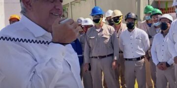 Reconfigurar refinerías, asunto de seguridad nacional: López Obrador