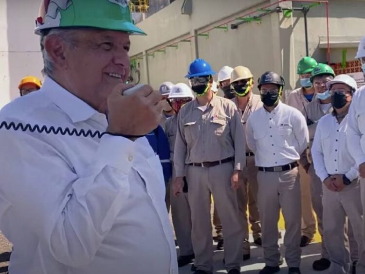 Reconfigurar refinerías, asunto de seguridad nacional: López Obrador