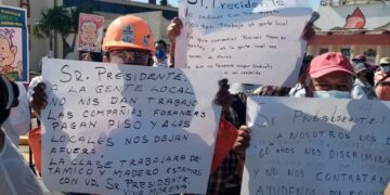 Aseguran trabajadores de Pemex ser desplazados en la refinería Madero.