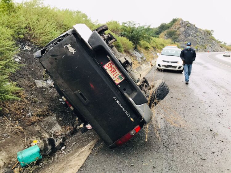 Familia se lesiona al volcar camioneta
