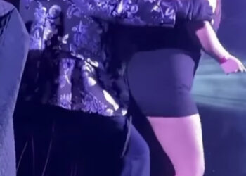 Lalo Mora vuelve a tocar a una fan.