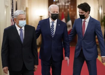 AMLO exhorta a Biden y Trudeau evitar rechazo migrantes.