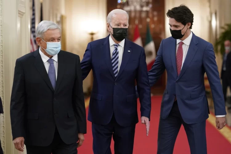 AMLO exhorta a Biden y Trudeau evitar rechazo migrantes.