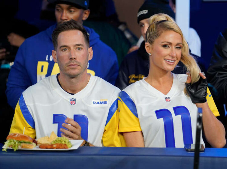 Paris Hilton y su prometido fueron vistos en partido de futbol americano