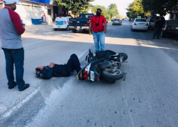 Motociclista se lesiona al estrellarse con camioneta