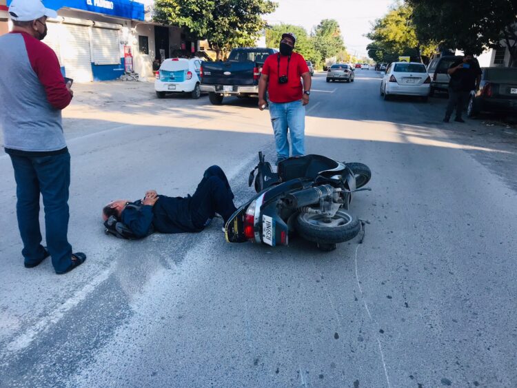 Motociclista se lesiona al estrellarse con camioneta