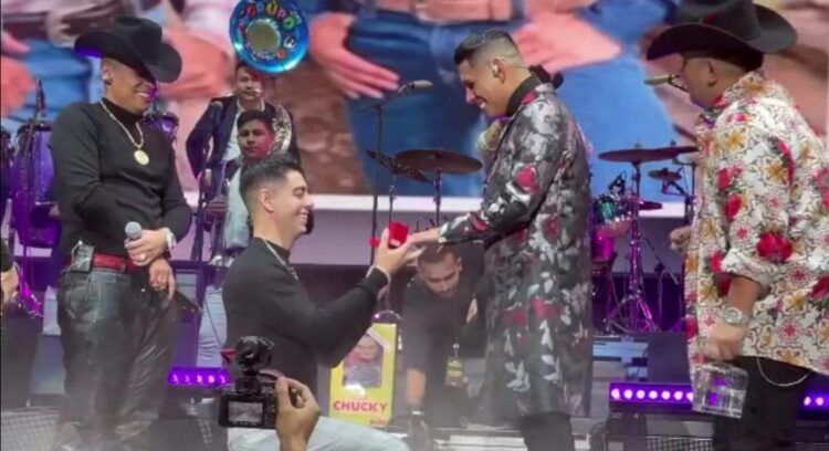 Jhonny Caz y Grupo Firme son víctima de ataques homofóbicos