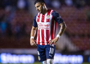 Alexis Vega abandona el entrenamiento de Chivas