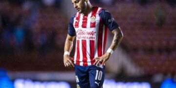 Alexis Vega abandona el entrenamiento de Chivas