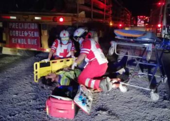 Tráilero revisa carga y cae en la Rumbo Nuevo