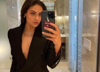 Renata Notni muestra un look total black al estilo otoño