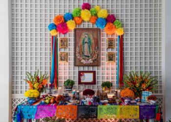 La Casa Blanca expone altar de muertos