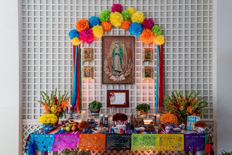La Casa Blanca expone altar de muertos