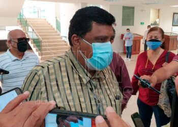 Maestros se niegan a regresar a clases sin refuerzo de vacuna.