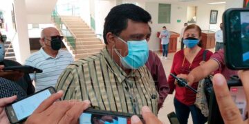 Maestros se niegan a regresar a clases sin refuerzo de vacuna.