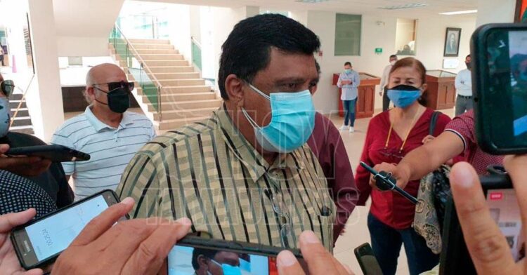 Maestros se niegan a regresar a clases sin refuerzo de vacuna.