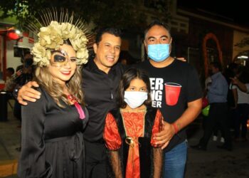 Con arte y cultura fomentan Lucy y Lalo Gattás tradición de Día de Muertos.