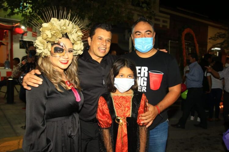 Con arte y cultura fomentan Lucy y Lalo Gattás tradición de Día de Muertos.