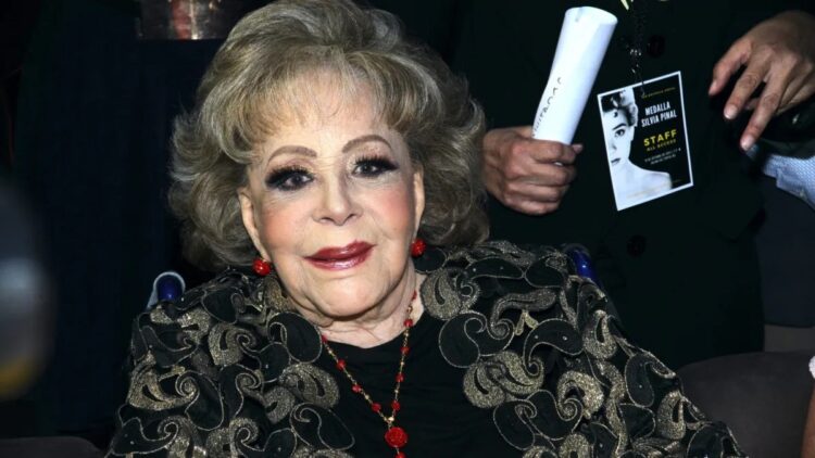 Silvia Pinal sigue en busca del amor a sus 90 años.