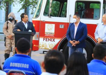 Entrega Lalo Gattás camión de bomberos para fortalecer PC de ciudad Victoria.