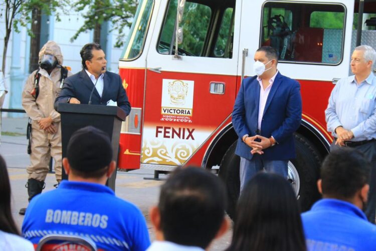 Entrega Lalo Gattás camión de bomberos para fortalecer PC de ciudad Victoria.
