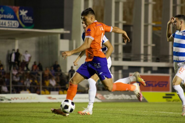 Gran Victoria de Correcaminos en Casa