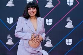 Mon Laferte enseña su pancita de embarazo en los Grammy Latino