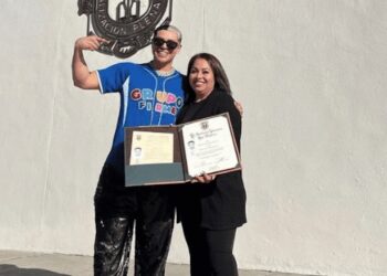 Eduin Caz presume su título universitario