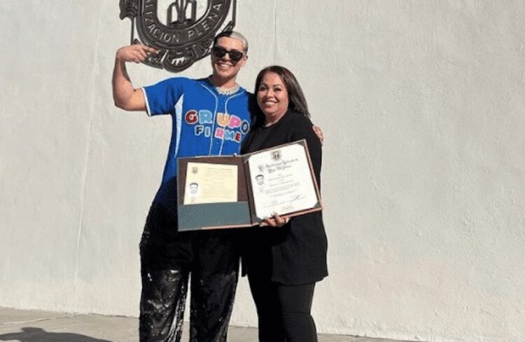 Eduin Caz presume su título universitario