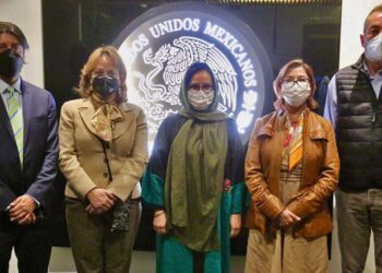 Ex comisionada de transparencia de Afganistán es recibida en México para su protección.